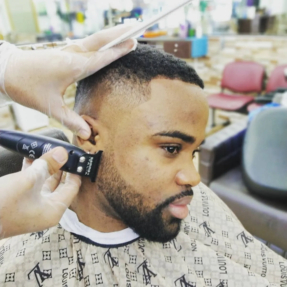 Corte fade con perfilado de barba realizado por Martín El Maestro en Leganés