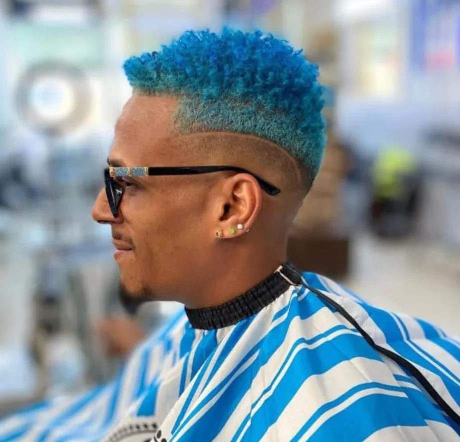 Corte creativo azul con diseño lateral realizado por Martín El Maestro