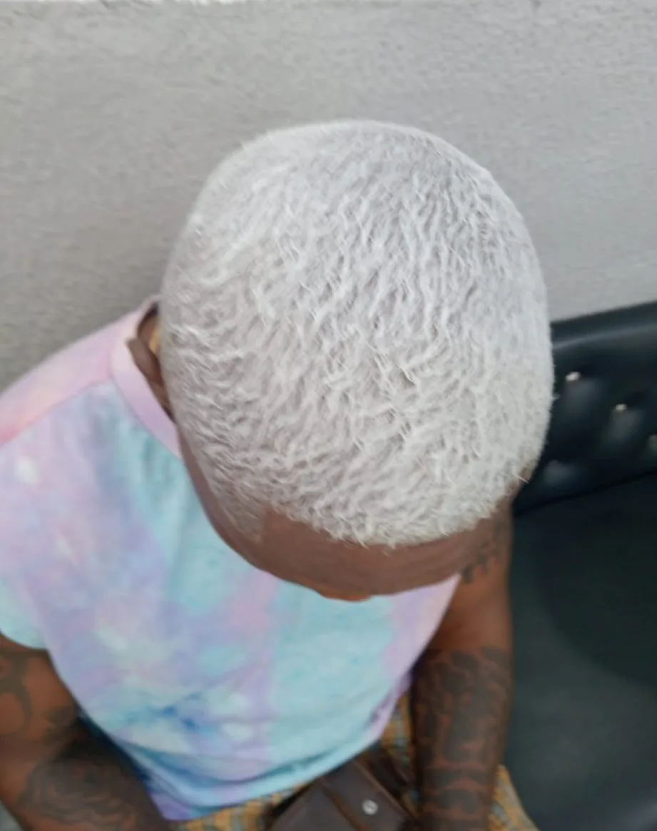 Corte con ondas blancas y acabado definido realizado por Martín El Maestro